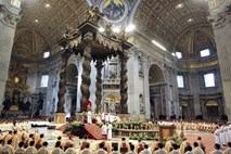 Tudi svetost ima ceno: Vatikan za 500.000 evrov v baziliki pokopal mafijskega šefa