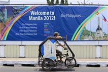 Filipini so revne četrti pred delegacijo za reševanje revščine skrili za velike premične zidove