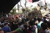 V Kairu spopadi med vojsko in protestniki