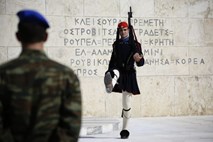 Na volitvah v Grčiji vodi Nova Demokracija, v parlamentu tudi neonacisti Zlata zora