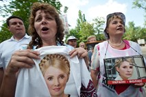 Timošenkova hospitalizirana: Podporniki pred bolnišnico vpili ''Svoboda Juliji''