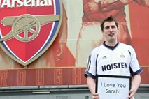 Bi si upali? Obupani mladenič dekle za odpuščanje prosil pred stadionom Arsenala v dresu največjega rivala