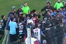 Kaos na nogometni tekmi v Urugvaju: Pretepu nogometašev so se pridružili tudi navijači