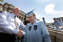 Albanski hišnik na newyorški univerzi Columbia diplomiral z odliko