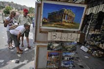 V Grčiji po napadu na tujca prijeli dva človeka