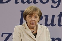 Angela Merkel in ministri so si prvič po 12 letih povišali plače
