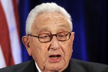 Osebje na letališču temeljito preiskalo ostarelega Nobelovca Henryja Kissingerja