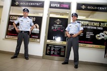Policija išče moškega, ki je v Kopru z nožem oropal odkupovalnico zlata
