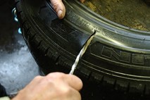 Neznanci v Slovenj Gradcu razrezali pnevmatike na 40 vozilih