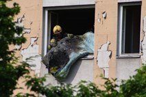 Foto: Gasilci skozi okno bloka na Zaloški vrgli tlečo žimnico