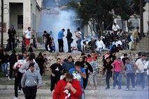 Grčija: Skrajni desničarji zaradi protestov zoper imigrantom v spopad s policijo