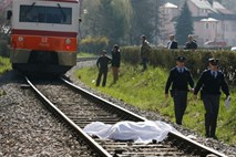 Tovorni vlak v Volčji Dragi do smrti povozil mlajšega moškega