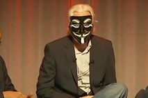 Assange se je pred odločitvijo sodišča o morebitni izročitvi skril za masko Guyja Fawkesa