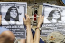V Vatikanu protesti zaradi molka papeža o pogrešanem dekletu