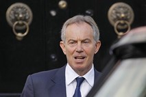 Blairovo pričanje zmotil moški, ki ga je označil za "vojnega zločinca"