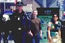 Naključje? Zuckerberg z ženo pristal v kadru dokumentarca o kitajski policiji