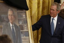 Prišel na svoje "obešenje": George W. Bush se je vrnil v Belo hišo in izzval salve smeha