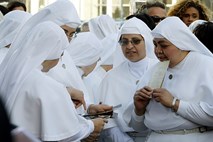 Nune, ki jezijo Vatikan: ukvarjajo se z revnimi, namesto da bi govorile proti istospolnim porokam in splavu