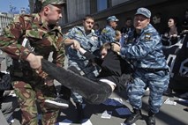 Moskva: Aretacije protestnikov, ki so demonstrirali proti strožjim pravilom glede zborovanj