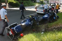 Trčil s kombiniranim vozilom: V nesreči umrl 19-letni motorist iz Avstrije