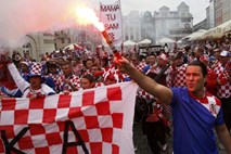 Hrvaški navijači v podporo Gotovini pred tekmo z Italijo zažgali zastavo EU