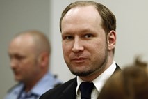 Breivik je svojo mater včasih jezno nadiral, včasih pa neprimerno poljubljal