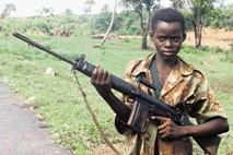 Za nadzor trgovine z orožjem: Pri osmih letih z AK-47 v rokah