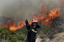 Blizu Aten divja gozdni požar: na pomoč že priskočili Hrvaška in Italija