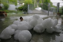Pri nas jasno in vroče, v Avstriji pa huda neurja s poplavami in točo
