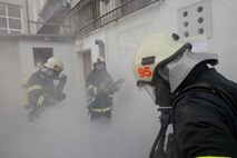 Štepanjsko naselje v Ljubljani: Požar po eksploziji jeklenke, v UKC prepeljali okoli 20 ljudi
