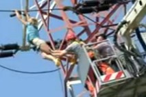 Foto: Zadeta Čehinja splezala na 13-metrski električni steber, mislila je, da prečka Moravo