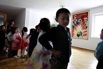 Foto: Otroci v Severni Koreji se učijo pobijati "ameriške živali"