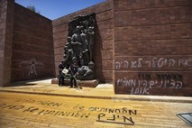 Ultra-ortodoksni Judje z "zahvalami Hitlerju" oskrunili spomenik žrtvam holokavsta