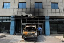Napad na Microsoftovo poslopje v Atenah; v pritličju zažgali vozilo, polno bencina
