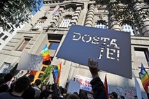 Beograjska parada ponosa minila brez incidentov, iz množice je odmevalo "Bravo"