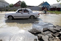 V poplavah v Rusiji umrlo 170 ljudi, nekateri so noč preživeli na drevesih
