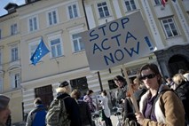 Nova ACTA? Evropska komisija skuša prek drugega sporazuma uveljaviti sporne določbe