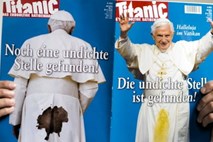 Papež zaradi fotografije "pomočene halje" toži nemški satirični časopis