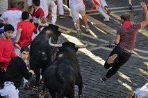 V predzadnjem teku pred biki v Pamploni ranjeni trije Španci, dva Američana in Jordanec