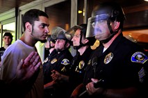 Blizu kalifornijskega Disneylanda spopadi policije in protestnikov