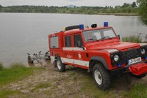 20 potapljačev v Kočevskem jezeru išče pogrešanega plavalca