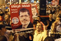 Na tisoče ljudi pozdravilo ravnanje egiptovskega predsednika in začetek novega obdobja