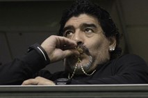 Maradona pogleduje proti Kitajski