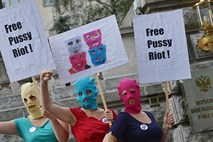Foto: Podpornike Pussy Riot lovijo po ulicah in zapirajo v pripore