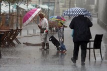 Končno nekaj dežja: Krajevne nevihte povzročajo nevšečnosti predvsem v osrednji Sloveniji