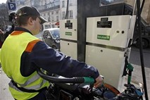 Franciji se obeta začasno znižanje davka na gorivo