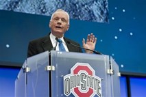 Pomežik Luni v spomin na Neila Armstronga obnorel spletna družbena omrežja