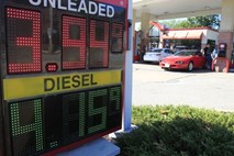 Cene nafte ob prehodu Isaaca v notranjost ZDA padle