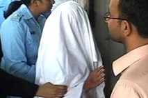Aretirali imama, ki je deklico obtožil bogoskrunstva: V torbo ji je sam podtaknil zažgan Koran