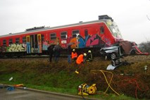 V trčenju vlaka in avtomobila pet poškodovanih